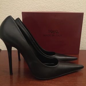 1969 Italia Black Pumps